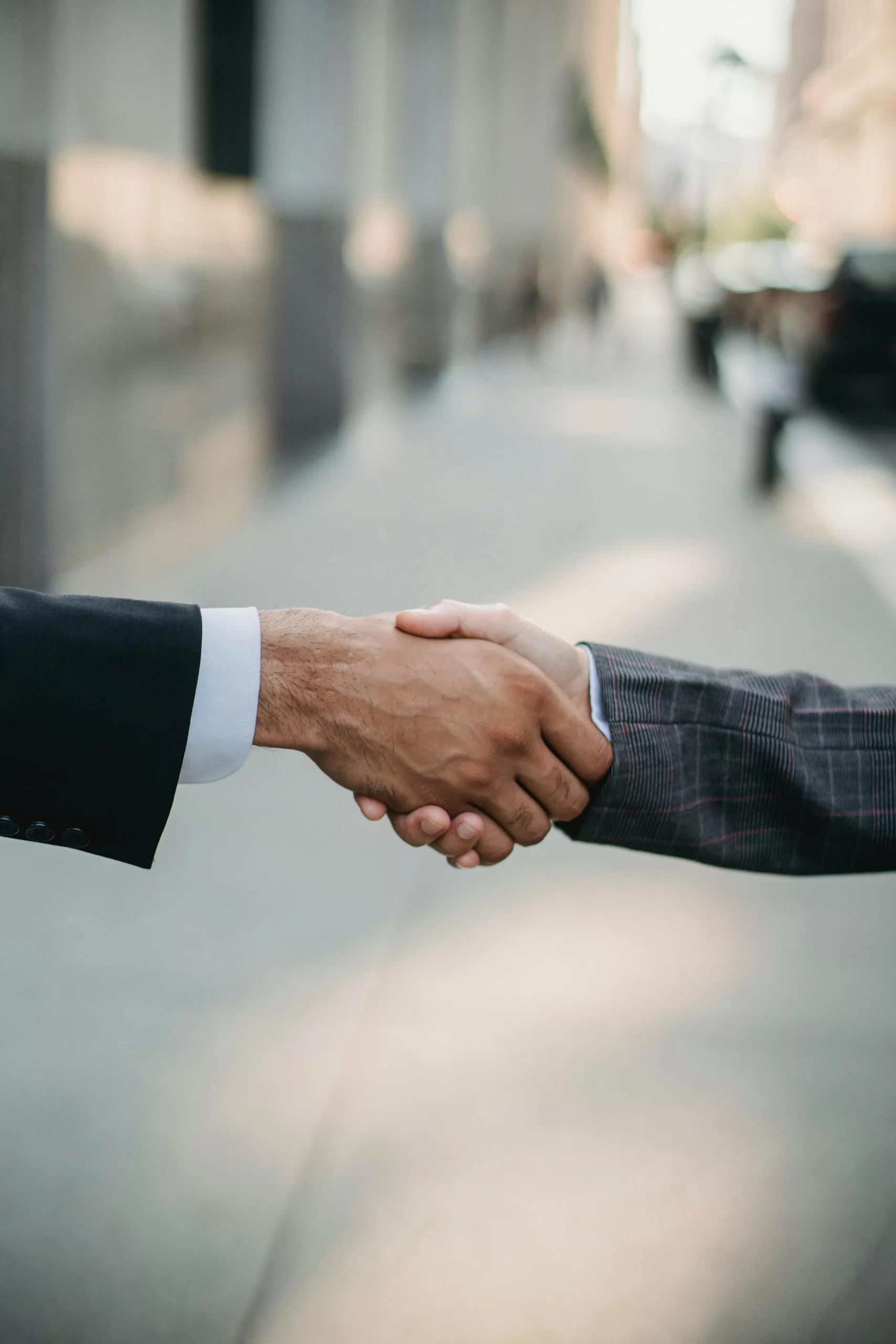 Apretón de manos que representa alianzas estratégicas y confianza en Finserta servicios financieros especializados como colocación de tarjetas de crédito y contratación de personal.