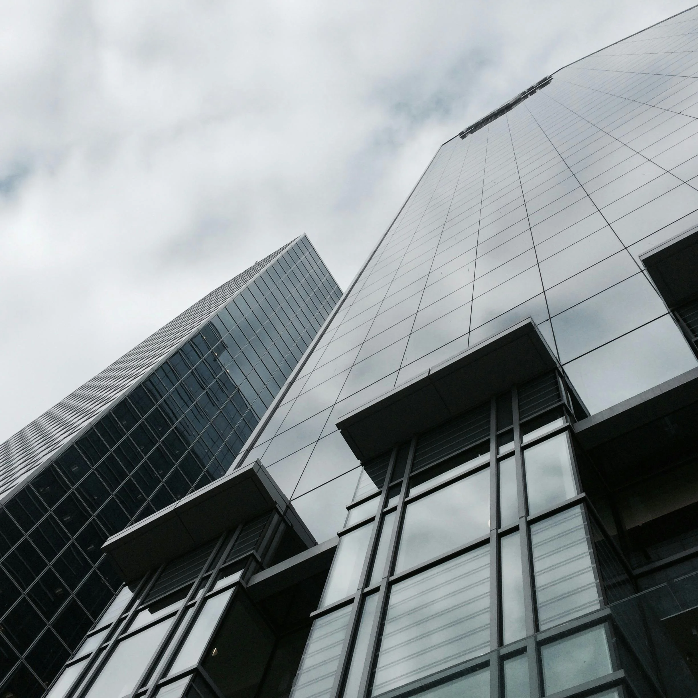 Vista de edificios corporativos que representan el crecimiento y solidez del sector financiero apoyado por los servicios especiaalizados de Finserta.